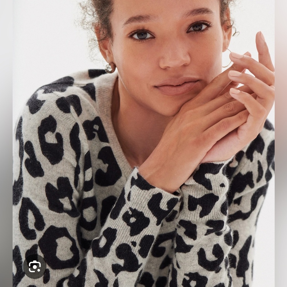 White & Warren 100% Cashmere Leopard Print Black and Gray Sweater sz small